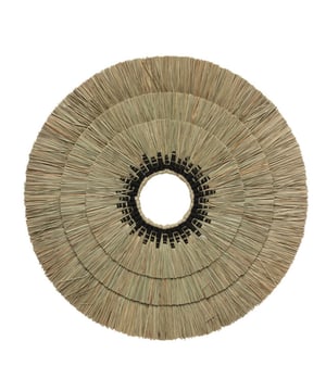 
This beautiful wall deco piece has been handcrafted with mengdong grass and black cotton. Its natural appeal and peaceful colour combination make the perfect mix of bohemian meets coastal. It will serve as a great eye-catcher on any blank wall in your home interior. KleurNatural ZwartHoogte (cm)75Lengte (cm)75MaterialenMengdong Gras - Katoen Materiaal: