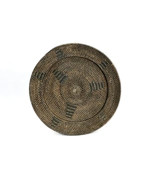 
Look at this unique handwoven plate with its lovely black graphic details. A stunning ethnic wall display that will spice-up a boring wall in your home interior. We love the natural vibe of this exceptional wall piece! KleurBruinHoogte (cm)5Breedte (cm)30Lengte (cm)30MaterialenRotan Materiaal: