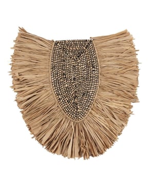 
This wall decor brings a refreshing, calming presence to your space. The natural grass material is carefully woven into an intricate, circular design, creating texture and visual interest that resonates with earthy charm. Its organic design and natural fibers bring warmth and depth to any wall, making it an ideal focal point or part of a larger gallery wall. Hoogte (cm)Country of originIndonesiëMaterialenGrasVerzendingstypePakketBreedte (cm)KleurNaturelLengte (cm) Materiaal: