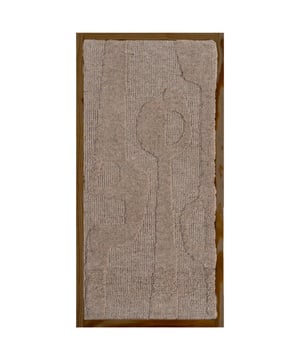 
Schilderij Devin is uitgevoerd in de Japandi stijl en brengt een bepaalde rust aan het interieur. Tegelijkertijd zorgt de lijst van hout en het wollen materiaal voor warmte. De wandecoratie kenmerkt zich door de wollen grafische print, dit geeft het schilderij een zachte en bijzondere structuur. Het schilderij bevat een kleurenpalet met zachte aardetinten en is makkelijk toepasbaar in jouw interieur! Naast dat Wanddecoratie Devin een aanwinst is voor de muur, verbetert het schilderij ook de akoestiek in de ruimte. Het wollen materiaal is geluidsabsorberend en reduceert galm. Merk: Home67 Materiaal: Hout,Wol Kleur: Beige EAN: 8720769975167