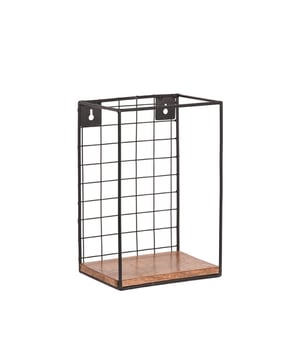 
Wandrek Firm van LABEL51 is een functioneel rek met een ontzettend gaaf design gemaakt van grof mangohout en solide metaal. Het wandrek biedt de mogelijkheid je mooiste woondecoratie in te presenteren en je muur te sieren. Firm bestaat uit een rough mango houten plank vol mooie kleurschakeringen, rustend op een zwart metalen frame. De achterkant van het frame is voorzien van een luchtig en speels metalen lijnenspel, wat voor een ontzettend mooi contrast zorgt tegen de muur. Firm is voorzien van een vast ophangsysteem zodat het rek makkelijk aan de muur bevestigd kan worden. Wandrek Firm geeft een interieur een stoere en speelse touch en is een echte musthave. Combineer de verschillende maten wandrekken Firm voor het allerleukste resultaat! • Mangohout heeft verschillende kleurschakeringen • Wandrek Firm is handgemaakt • Combineer de verschillende varianten Firm door deze speels als groep op te hangen - Afmeting: 15x20x30 - Kleur: Bruin - Materiaal: Mangohout