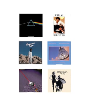 
Haal het beste uit je vinyl collectie met de LP Houder Freddie - de ideale oplossing voor elke muziekliefhebber die op zoek is naar een stijlvolle en praktische manier om zijn of haar favoriete platen aan de muur te hangen. 7 redenen waarom muziekliefhebbers voor Freddie kiezen: - ‘Onzichtbaar’ design - Geschikt voor alle vinyl hoezen. - Draagkracht van 2.5 kg. - Montage in slechts 1 minuut. - Extra schroefgat voor optimale veiligheid - Biologisch afbreekbaar - Perfect cadeau voor muziekliefhebbers. De stijlvolle en functionele LP Houder voor jouw vinyl collectie! Of je nu een paar albums hebt of een complete verzameling, deze platenhouder is een must-have voor elk interieur en een perfecte manier om jouw platen binnen handbereik te houden. Het moderne witte design van de LP houder, genaamd Freddie, is perfect om jouw favoriete vinyl singles en albums veilig en stijlvol tentoon te stellen aan de muur. Dankzij de opstaande rand van de LP houder kun je niet alleen LP's, maar ook andere vinyl hoezen op een fraaie manier presenteren. Bovendien is het ontwerp zo optimaal dat de LP houder nauwelijks zichtbaar is wanneer deze aan de muur hangt. Razendsnelle installatie Geniet van een snelle en moeiteloze installatie met het LP Houder opbergsysteem. Het grote voordeel is dat je geen gaten hoeft te boren in dure muren of meubels. Bij aankoop van de LP houder wordt een reinigingsmiddel meegeleverd om de ophangplek te ontvetten. Hierdoor kun je de LP houders direct na ontvangst eenvoudig en snel op de gewenste locatie installeren. Veiligheid voorop: LP Houder Freddie biedt optimale stabiliteit! De LP houder biedt niet alleen een plakstrip voor eenvoudige installatie, maar is ook voorzien van een schroefgat om optimale veiligheid te bieden. Als je twijfelt over de plakstrip of extra stabiliteit wilt, kun je gebruik maken van het schroefgat. De set wordt geleverd met een schroef en muurplug, waardoor je de ultieme veiligheid voor jouw platen collectie kunt garanderen. Op deze manier kun je met een gerust hart je waardevolle vinylplaten aan de muur hangen. Duurzaam materiaal De LP houder is gemaakt van PLA, oftewel Polyactic Acid, een biologisch afbreekbaar en duurzaam alternatief voor plastic. Dit materiaal is gemaakt van herbruikbare plantaardige bronnen, zoals mais, tarwe en suikerriet. Het is flexibel, sterk en milieuvriendelijk. Niet alleen de LP Houder is milieuvriendelijk, maar ook de doos waar wij Freddie in versturen! Wij hebben namelijk bewust gekozen voor dozen van graskarton, deze doos is vervaardigd uit gras- en maaiafval. Als je goed kijkt, dan zie je deze structuur overal terug. Doordat ze vervaardigd zijn uit milieuvriendelijk en hernieuwbare grondstoffen, zijn ze 100% recyclebaar. Of je nu een set van 4, 6 of 10 koopt, het LP Houder opbergsysteem van Melvy is een perfect cadeau voor elke muziekliefhebber. Hang je vinyl collectie aan de muur en laat het stralen met dit stijlvolle en handige LP Houder opbergsysteem!