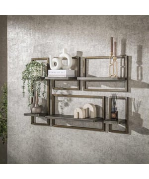 
Deze wandschap set van 5 'ferro' is een perfecte combinatie van functionaliteit en stijl, vervaardigd met een ambachtelijke ferro finish die een unieke 3D-structuur biedt. Het metaal van de schappen is uitgevoerd in een prachtige brass antiek finish. Deze wandschap set maakt onderdeel uit van de 'ferro' serie. Over het merkWij zijn continu bezig met het samenstellen van stoere collecties die naast functioneel ook nog is heel trendy zijn. Veel van ons assortiment is zo ontworpen dat het leuk bij elkaar staat in elke kamer, daarom raden wij zeker aan om even een kijkje te nemen in ons assortiment voor leuke matchende items! - Afmeting: 18x65x35 - Kleur: Bruin - Materiaal: Metaal