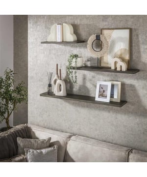 
Deze wandschap set van 3 'ferro' is een perfecte combinatie van functionaliteit en stijl, vervaardigd met een ambachtelijke ferro finish die een unieke 3D-structuur biedt. De planken worden eenvoudig aan de muur bevestigd met een blinde schapdrager (zie hiervoor de foto), wat zorgt voor een strakke en moderne uitstraling in uw interieur. Deze wandschap set maakt onderdeel uit van de 'ferro' serie. Over het merkWij zijn continu bezig met het samenstellen van stoere collecties die naast functioneel ook nog is heel trendy zijn. Veel van ons assortiment is zo ontworpen dat het leuk bij elkaar staat in elke kamer, daarom raden wij zeker aan om even een kijkje te nemen in ons assortiment voor leuke matchende items! - Afmeting: 20x120x3 - Kleur: Bruin - Materiaal: Metaal