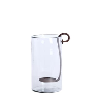 
Shop dit prachtige artikel van Light & LivingWindlicht 23x18x33 cm DOLEGA glas helder+antiek donker bruin is gemaakt en ontwerpen door het Nederlandse merk Light & Living.De belangrijkste kenmerken van het artikel zijn als volgt:Kleur: HelderProduct Lengte: 23Product Breedte: 18Producht Hoogte: 33Gewicht: 5Light & Living werd meer dan vijftig jaar geleden opgericht. We begonnen met het maken van lampenkappen in een kleine fabriekshal. Al snel kwamen daar lampen bij, zodat we een totaal verlichtingsconcept konden aanbieden. Na vele jaren actief te zijn geweest op de verlichtingsmarkt, zijn we gaan uitbreiden met betaalbare woonaccessoires en (klein)meubelen.Wij weten als geen ander dat thuis de plek is waar mensen zich vaak het prettigst voelen. Een eigen plek, ingericht met comfortabele meubels en sfeervolle verlichting. We denken graag met je mee. Daarom reizen we de hele wereld over op zoek naar de mooiste verlichting en woondecoratie. We zijn altijd op zoek naar dat ene speciale item waar ons hart sneller van gaat kloppen. Deze momenten leggen we vast en vertalen we naar onze producten.Twee keer per jaar presenteren we een nieuwe seizoenscollectie. Zo weten we je elke keer weer te inspireren! - Afmeting: 23x18x33 - Kleur: Helder - Materiaal: Glas