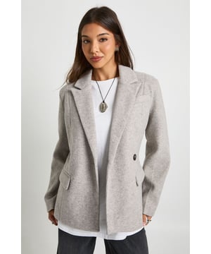 Wrap up in the latest coats and jackets and get out-there with your outerwearBreathe life into your new season layering with the latest coats and jackets from boohoo. Supersize your silhouette in a padded jacket, stick to sporty styling with a bomber, or protect yourself from the elements in a plastic raincoat. For a more luxe layering piece, faux fur coats come in fondant shades and longline duster coats give your look an androgynous edge.