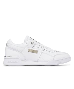 Heren Mallet Reebok x Workout Trainers. Mallet en Reebok werken voor het eerst samen om de iconische Reebok Workout-sneakers te updaten. Dit lage silhouet maakt gebruik van het kenmerkende DNA van Mallet en is opnieuw vormgegeven met geperforeerde 'M's op de neus, een metalen plaquette aan de zijkant, een co-branded metalen label op de tong, reflecterend hiellipje en een gereconstrueerde EVA-buitenzool die is versierd met Mallet's kenmerkende metalen hielclip met merknaam. Een verwijderbare metalen buspas die de data en de exclusiviteit van de samenwerking benadrukt, gewaxte katoenen veters en een leren voering maken het paar compleet. Materiaal: Leren bovenwerk, EVA-zool. Materiaal: Leren bovenwerk, EVA-zool. Ref: 100033170.