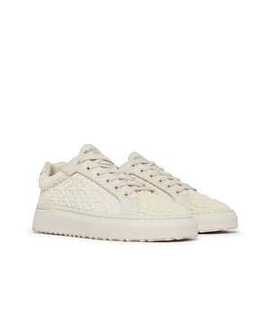 Mallet GRFTR 2.0 sneakers voor dames. Dit model heeft een 'M' monogram neopreen bovenwerk in reliëf en smaakvolle leren overlays, die de perfecte balans bieden tussen stijl en comfort. De platte, gewaxte veters vormen een aanvulling op het verfijnde ontwerp van de schoen, terwijl de matte oogjes een subtiel vleugje verfijning toevoegen. De foliebranding op de tong accentueert subtiel de identiteit van het merk. Ervaar binnenin de luxe leren voering versierd met verijdelde branding voor een vleugje subtiele glamour. Materiaal: neopreen bovenkant, synthetische zool. Ref: TEW1155BEIEMB.