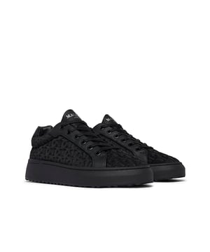 Mallet GRFTR 2.0 sneakers voor dames. Dit model heeft een 'M' monogram neopreen bovenwerk in reliëf en smaakvolle leren overlays, die de perfecte balans bieden tussen stijl en comfort. De platte, gewaxte veters vormen een aanvulling op het verfijnde ontwerp van de schoen, terwijl de matte oogjes een subtiel vleugje verfijning toevoegen. De foliebranding op de tong accentueert subtiel de identiteit van het merk. Ervaar binnenin de luxe leren voering versierd met verijdelde branding voor een vleugje subtiele glamour. Materiaal: neopreen bovenkant, synthetische zool. Ref: TEW1155MDNEMB.
