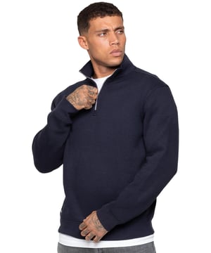 Eleva tu estilo diario con la sudadera de medio cierre Enzo Milano. Diseñada en un corte regular con un elegante cuello embudo, esta prenda combina comodidad y un atractivo moderno de streetwear. El forro de felpa cepillada te mantiene caliente y cómodo, mientras que los puños y el dobladillo acanalados ofrecen un acabado limpio y estructurado. Completa con la icónica insignia metálica de Enzo Milano en la cintura, es un esencial versátil para usar en capas o llevar solo.