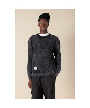 Mens Mizuno Sportstyle Crewneck Sweatshirt in black.- Ribbed collar.- Ribbed cuffs and hem.- Woven label with branding on the front and embroidered mizuno runbird logo on back left shoulder.- Organic heavy cotton brushed back fabric.- Oversized fit.- Ref: D2ECB50108