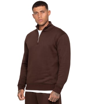 Mejora tu estilo diario con la sudadera Enzo Milano de media cremallera. Diseñada en un ajuste regular con un elegante cuello alto, esta prenda combina comodidad y un atractivo moderno de streetwear. El forro de felpa cepillada te mantiene abrigado y cómodo, mientras que los puños y el dobladillo acanalados proporcionan un acabado limpio y estructurado. Completa con la icónica placa metálica Enzo Milano en la cintura, es un básico versátil para usar en capas o de manera individual.