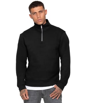 Steigere deinen Alltagsstil mit dem Enzo Milano Halbzip Sweatshirt. Entworfen in einem regulären Schnitt mit einem eleganten Funnel-Neck, vereint dieses Kleidungsstück Komfort und modernen Streetwear-Charme. Das weich gebürstete Fleece-Futter hält dich warm und gemütlich, während die gerippten Bündchen und der Saum einen sauberen, strukturierten Abschluss bieten. Abgerundet mit dem ikonischen Enzo Milano Metallabzeichen an der Taille ist es ein vielseitiges Must-Have zum Schichten oder als Einzelstück.