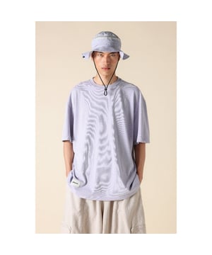 Mens Mizuno Sportstyle FloraTech T- Shirt in purple.- Round neck.- Short sleeves.- Striking embroidered graphic on the back.- Mizuno logo on the back left shoulder.- Woven label branding on the front for a refined touch.- Premium organic fabric with a soft  worn-in feel.- Oversized fit.- Ref: D2EAC00169