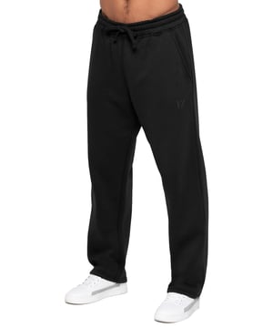 Diseñado para la comodidad y el estilo, el Jogger de Corte Relajado con Dobladillo Abierto Enzo Milano está fabricado con algodón de felpa cepillada de primera calidad, ofreciendo una sensación suave, duradera y acogedora. Diseñado con una cinturilla elástica de canalé grueso y cordones ajustables, garantiza un ajuste seguro y flexible. Con dos bolsillos laterales y un bolsillo trasero de ojal, combina practicidad con un diseño elegante. La silueta de pierna recta con un acabado de dobladillo limpio ofrece un aspecto moderno y desenfadado. Terminando con la impresión de goma distintiva de ENZO MILANO en la pierna izquierda.