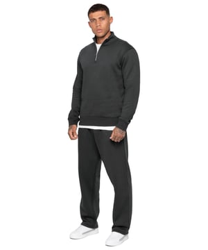 El chándal Enzo Milano para hombres incluye una sudadera con media cremallera y cuello alto, junto con joggers de corte relajado y dobladillo abierto. La sudadera ofrece un ajuste regular, forro de felpa cepillada en la parte posterior y puños y dobladillo de canalé, rematada con la icónica insignia metálica de Enzo Milano. Los joggers cuentan con una cintura elástica con cordón ajustable, dos bolsillos laterales, un bolsillo trasero tipo ribete y un diseño de pierna recta con dobladillos cosidos para un acabado limpio. Completo con la llamativa impresión de goma de Enzo Milano, este conjunto de sudadera con cremallera y joggers para hombres es perfecto como chándal casual, outfit de streetwear o ropa de hogar para el día a día.