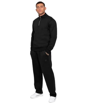 El chándal Enzo Milano para hombre incluye una sudadera de media cremallera con cuello de embudo y pantalones jogger de ajuste relajado con dobladillo abierto. La sudadera proporciona un ajuste regular, forro de felpa cepillada, y puños y dobladillo acanalados, rematada con el icónico distintivo metálico de Enzo Milano. Los pantalones jogger cuentan con una cintura elástica con cordón ajustable, dos bolsillos laterales, un bolsillo trasero con ribete y un diseño de pierna recta con dobladillos cosidos para un acabado limpio. Completo con la audaz impresión de goma de Enzo Milano, este conjunto de sudadera con cremallera y joggers para hombre es perfecto como chándal casual, atuendo de streetwear o ropa de estar por casa diaria.