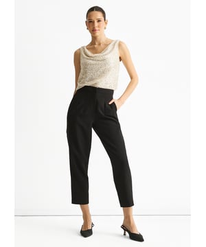 Mit dem Champagne Pailletten-Cowl Neck Cami Top verleihen Sie Ihrem Alltagsstil einen Hauch von Glitzer. Die lockere Passform und die schimmernden Pailletten machen es perfekt für lässige Ausflüge oder Abendveranstaltungen, bei denen Sie mühelos auffallen wollen.