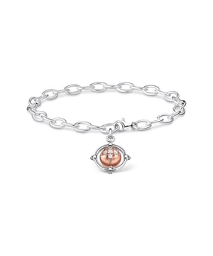 Thomas Sabo armband met een roségoud verguld kruis in het midden, waardoor dit het perfecte cadeau is voor iemand van wie je houdt. Draag alleen of met andere Thomas Sabo armbanden om de perfecte stapel te creëren. De roségouden en witte kleurencombinatie voegt een vleugje elegantie toe aan elke outfit. Een must-have accessoire voor elke modieuze vrouw. Ambachtelijk gemaakt van gerecycled 925 sterling zilver, afgewerkt met een 18-karaats roségouden plating. Materiaal: 100% Sterling Zilver (Gerecycled). Ref: A188841614.