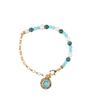 Bedelarmband: Combinatie van een schakelarmband van 925 sterling zilver met 18k geelgouden plating en een kralenarmband. Met uitbundig ontworpen eindkappen en een ronde THOMAS SABO Charm Club Coin. Bedeldrager: De bedelarmband betovert met een spannende esthetiek en de combinatie van een schakelarmband en een kralenarmband. De schakelarmband is geïnspireerd op brede ankerkettingen en gemaakt van hoogwaardig 925 Sterling zilver met 18k geelgouden plating. Het uiteinde is versierd met een ronde THOMAS SABO Charm Club Coin. Het is met de hand beschilderd met turkoois koud email. De kralen armband is een kleurrijke mix van gekweekte zoetwaterparels, imitatie malachiet en imitatie turkoois. De eindkappen zijn uitbundig versierd met gegraveerde lijnen. Aan de schakels kun je een willekeurig aantal bedelhangers hangen en ze afzonderlijk combineren. De bedelarmband is verkrijgbaar in verschillende lengtes. Materiaal: 100% 18k verguld sterling zilver (gerecycled). Ref: A21301407L15.