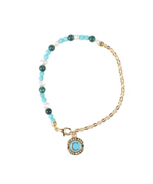 Combinatie van een schakelarmband van 925 Sterling zilver met 18k geelgouden plating en een kralen armband. Met uitbundig ontworpen eindkappen en een ronde THOMAS SABO Charm Club Coin. De bedelarmband betovert met een spannende esthetiek en de combinatie van een schakelarmband en een kralenarmband. De schakelarmband is geïnspireerd op brede ankerkettingen en gemaakt van hoogwaardig 925 Sterling zilver met 18k geelgouden plating. Het uiteinde is versierd met een ronde THOMAS SABO Charm Club Coin. Het is met de hand beschilderd met turkoois koud email. De kralen armband is een kleurrijke mix van gekweekte zoetwaterparels, imitatie malachiet en imitatie turkoois. De eindkappen zijn uitbundig versierd met gegraveerde lijnen. Aan de schakels kun je een willekeurig aantal bedelhangers hangen en ze afzonderlijk combineren. Materiaal: 100% Sterling Zilver (Gerecycled). Ref: A21301407L17.