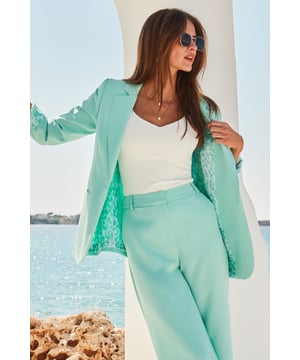 Elevate every outfitCut for a timeless single-breasted silhouetteRoll sleeves to show off the statement leopard liningFaux pocket detailAdd the matching trousers for maximum impactLevel up your jeans and tee