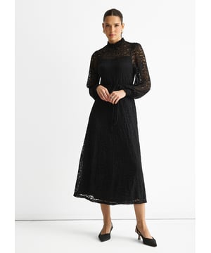 Dieses schwarze Midikleid mit hohem Halsausschnitt aus Jersey und zarter Spitze kombiniert Komfort mit einem gewagten Touch. Der hohe Halsausschnitt verleiht ihm Raffinesse, während die Midi-Länge für Vielseitigkeit bei verschiedenen Anlässen sorgt.&nbsp;
