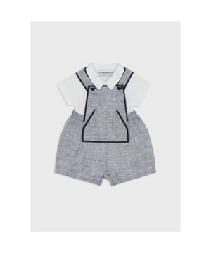 Emporio Armani cadeaubox voor baby's voor jongens. De rekbare witte katoenen jersey bodysuit sluit met gemakkelijk te gebruiken drukknopen aan de voorkant en tussen de benen, zodat hij er altijd netjes uitziet en nooit losraakt. De korte linnen tuinbroek is geweven met blauw en wit garen en heeft geborduurde marineblauwe bies. De schouderbandjes worden gesloten met drukknopen bedekt met decoratieve marineblauwe bedels met Eagle-logo. Ze zijn volledig gevoerd met katoenen voile voor comfort, hebben een voorzak en sluiten met drukknopen tussen de pijpen. De taille is aan de zijkanten elastisch voor een comfortabele pasvorm. Materiaal: 100% Linnen. Ref: 3RNV05N0IZF711.