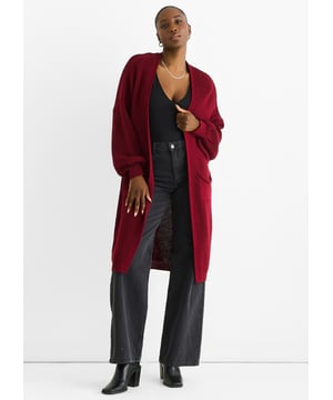 Halten Sie sich warm und stilvoll mit der roten Chunky Knit Long Cardigan. Die kräftige, leuchtende Farbe und der kuschelige Grobstrick machen ihn zum perfekten Lagenlook an kühlen Tagen. Die lange Länge bietet zusätzlichen Komfort und Bedeckung und macht ihn zu einem einfachen Kleidungsstück für einen entspannten, selbstbewussten Look.&nbsp;