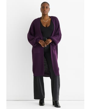 Hüllen Sie sich in kuscheligen Komfort mit dieser lilafarbenen Chunky Knit Long-Strickjacke. Die dicke Strickstruktur sorgt für Wärme und einen auffälligen Farbakzent, perfekt zum Überziehen an kühlen Tagen. Das lange Design sorgt für zusätzliche Bedeckung und eine entspannte Passform, die sich mit Ihnen bewegt, was sie zu Ihrem Lieblingsstück für lässigen, bequemen Stil macht.