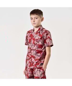 Jongen's Weekend Offender Korte Mouw Monuriki Rain Camo Resort Shirt.- Klassieke kraag.- Korte mouwen.- Gegroeid op sluiting met WO-merkknopen.- Opgestikte zak op de borst.- Kleine WO-badge op de zoom.- Normale pasvorm. Materiaal: 100% katoen. Ref: KIDSSHSS2404O.