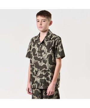 Jongen's Weekend Offender Korte Mouw Monuriki Rain Camo Resort Shirt.- Klassieke kraag.- Korte mouwen.- Gegroeid op sluiting met WO-merkknopen.- Opgestikte zak op de borst.- Kleine WO-badge op de zoom.- Normale pasvorm. Materiaal: 100% katoen. Ref: KIDSSHSS2404G.