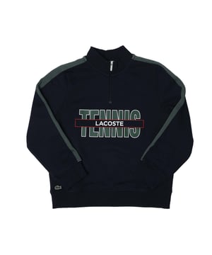 Active meets Neo Heritage : soft & high-end execustions for a new balanced silhouette Trucker sweatshirt made of french terry in organic cotton Collar in RIB 2x2 with front zipper opening for an easy to wear Fullneedle tape contrasted on shoulders Big print Tennis Lacoste at front 2 2cm recycled green crocodile