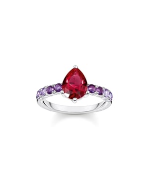 Solitaire ring gemaakt van 925 Sterling zilver met een zacht afgeronde ringband voor meer draagcomfort. Grote, rode steen met een traan als middenstuk en violette stenen versiering op de ringband. Ring voor dames verkrijgbaar in verschillende maten. Glamoureus violet: deze solitaire ring is gemaakt van hoogwaardig 925 sterling zilver en glamoureus ontworpen. Een grote, rode steen met een druppelvormige snede is het middelpunt en sprankelt intens. Het is omgeven door een violette stenen versiering op de ringband. Dankzij de open tandzetting is het kleurenspel van de stenen zeer intens bij blootstelling aan licht. De ring heeft een zacht afgeronde ringband en is comfortabel om te dragen. Het is verkrijgbaar in verschillende maten en het perfecte cadeau voor een speciale gelegenheid. Materiaal: 100% Sterling Zilver (Gerecycled). Ref: TR24424777.