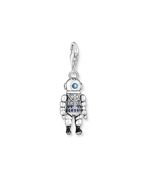 Thomas Sabo duiker charme hanger. Bedelhanger: Driedimensionaal ontworpen duiker gemaakt van hoogwaardig 925 sterling zilver. Gedetailleerd, handgemaakt ornament met koud emaille, edelstenen zoals beweegbare armen en benen. Met karabijnsluiting: Diverse combinatiemogelijkheden met CHARM CLUB kettingen, armbanden en andere bedels. De charme van de duiker herinnert je aan de vrijheid, de fascinatie en de emotie die je ervaart onder het oppervlak van de oceaan. Details zoals edelstenen en koud email, evenals een iconische TS-handtekening op de achterkant, laten zien dat deze handgemaakte duiker naar waarheid is ontworpen met toewijding voor unieke THOMAS SABO-creaties. Het hoogtepunt: de armen en benen van dit driedimensionale en gedetailleerde ornament van gezwart 925 sterling zilver kunnen worden bewogen. De karabijnsluiting van deze bedelhanger biedt talloze mogelijkheden om dit beeldje te combineren met andere bedels en kettingen en armbanden. Het is een uitstekend cadeau-idee voor favoriete mensen of als een speciale geluksbrenger. Open je hart voor de zee! Materiaal: 100% Sterling Zilver (Gerecycled). Ref: 18966447.