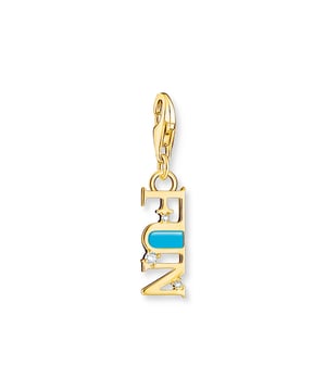 Thomas Sabo leuke charme hanger. Bedel gemaakt van 18k verguld 925 Sterling zilver met het opschrift "FUN". Met drie witte zirkonia stenen en de letter U met turquoise koud emaille. Het kan naar believen worden gecombineerd met Charm Club-kettingen en -armbanden, maar ook met andere bedelhangers. Voeg wat plezier toe aan je Charm Club Armband of Ketting met deze handgeschilderde FUN Charm, prachtig gedetailleerd met sierlijke zirkonia om wat sprankeling toe te voegen. Materiaal: 100% Sterling Zilver.