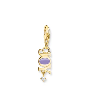 Thomas Sabo Joy Charm Hanger. Bedel gemaakt van hoogwaardig 18k geelgoud verguld 925 sterling zilver met het opschrift "JOY". Met paars koud emaille en een witte zirkonia steen in een tandzetting. Dankzij de karabijnhaak kan hij individueel worden gecombineerd met andere bedels, Charm Club kettingen en armbanden. De bedelhanger met het opschrift "JOY" is gemaakt van hoogwaardig 925 sterling zilver en verfijnd met 18k geelgouden plating. De letter O is met de hand beschilderd met paars koud email. Een kleine, witte zirkonia steen in een tandzetting schittert intensief en accentueert het ontwerp. Dankzij de karabijnhaak is de bedel te combineren met bedelarmbanden en kettingen. Samen met andere bedelhangers kunnen individuele sieradencomposities worden gemaakt die speciale momenten en herinneringen vertegenwoordigen. Materiaal: 100% Sterling Zilver. Ref: 200756513.