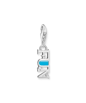 Thomas Sabo leuke charme hanger. Bedel gemaakt van 925 sterling zilver met het opschrift "FUN". Met drie witte zirkonia stenen en de letter U met turquoise koud emaille. Het kan naar believen worden gecombineerd met Charm Club-kettingen en -armbanden, maar ook met andere bedelhangers. Voeg wat plezier toe aan je Charm Club Armband of Ketting met deze handgeschilderde FUN Charm, prachtig gedetailleerd met sierlijke zirkonia om wat sprankeling toe te voegen. Materiaal: 100% Sterling Zilver. Ref: 200904117.