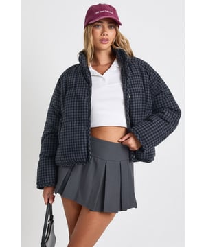 Wrap up in the latest coats and jackets and get out-there with your outerwearBreathe life into your new season layering with the latest coats and jackets from boohoo. Supersize your silhouette in a padded jacket, stick to sporty styling with a bomber, or protect yourself from the elements in a plastic raincoat. For a more luxe layering piece, faux fur coats come in fondant shades and longline duster coats give your look an androgynous edge.