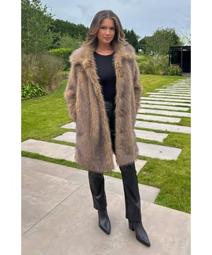 Add a luxe feel to your winter wardrobe with our Brown Tipped Faux Fur Long Jacket! This longline jacket features long sleeves, a collar, two side pockets and snap fastened front. Simply pair with your favourite jumper, jeans and boots combo to complete the look! Model wears: UK 8/ EU 36/ US 4Model's height: 173cm/ 5'8"Approx length from centre back to hem: 90cmFabric composition: 100% PolyesterColour: BROWN
