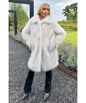 Add a luxe feel to your winter wardrobe with our Cream Tipped Faux Fur Long Jacket! This longline jacket features long sleeves, a collar, two side pockets and snap fastened front. Simply pair with your favourite jumper, jeans and boots combo to complete the look! Model wears: UK 8/ EU 36/ US 4Model's height: 165cm/ 5'5"Approx length from centre back to hem: 90cmFabric composition: 100% PolyesterColour: CREAM