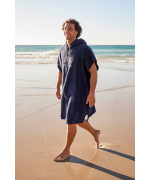 Spending summer amongst crashing waves or chilling out poolside? Animal’s Jacob Mens Towelling Poncho is great for quick drying and speedy changing, enabling you to move onto the next activity! Crafted from soft cotton with an adjustable hood, great for keeping hair dry! A Kangaroo pocket keeps your essentials close by and hands warm. It’s an essential for beach spent summers. (Ref: 054482)