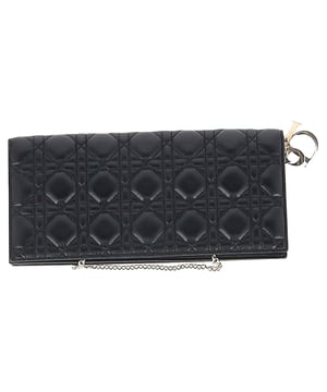 VINTAGE, RRP AS NEW
Shimmer meets heritage in this black Dior clutch, featuring the house’s signature Cannage stitching. A chain strap adds versatility, making it perfect for both evening events and dates. Match it with bold lipstick and a tailored jumpsuit.



Dior Cannage Lady Dior Convertible Clutch Crossbody Bag in Black Lambskin Leather
Condition: Excellent
Signs of wear: No retail tag, No visible sign of wear., 
Packaging: Dust bag
Color: black
Material: Leather | lambskin leather
Size: One Size | One Size
Measurements: Width: 40; Height: 130; Length: 270
SKU: NAPPUGBBA553903W
