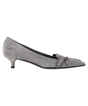 VINTAGE, RRP AS NEW
Refined and timeless, the Gucci Low Pointed Toe Pumps in soft grey suede offer effortless sophistication with a modern edge. Designed with a sleek pointed toe, a wearable low heel, and polished silver chain hardware across the vamp, they blend subtle luxury with comfort. A perfect go-to for elevating day-to-night looks without compromising on ease.

Gucci Low Pointed Toe Pumps i Grey Suede
Condition: Very good
Signs of wear: Minor markings, Lightly used but very well maintained. Minor mark at soles & creasing, light scuffing at the soles and heels.
Packaging: Dust bag
Color: Grey
Material: Suede | suede
Size: EU | 38
Measurements: Heel height: 30; Insole length: 290
SKU: NAPPUGBSH555020W