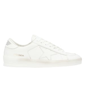 – Leder-Sneaker mit Logo-Details und Gummisohle
– Weißer Stern-Patch an der Seite
– 100 % Kalbsleder
– Hergestellt in Italien Maße: Riemenlänge: 0 mm, Griffhöhe: 0 mm