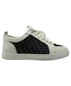 VINTAGE, UVP WIE NEU  
Die Rantulow Orlato Sneakers von Christian Louboutin sind die Definition lässiger Raffinesse. Dieses Low-Top-Design verbindet entspannte Canvas-Einsätze mit hochwertigen Lederdetails an Ferse und Fußspitze. Die ergonomische Zehenbox sorgt für Komfort, während die unverkennbare rot lackierte Sohle jeder Schritt mit mutiger Markenidentität ausstattet. Entworfen für diejenigen, die Aufmerksamkeit erregen, ohne sich dabei zu sehr anzustrengen.  

Christian Louboutin Rantulow Sneakers mit Gummibezug in weißem Leder  
Zustand: Sehr gut  
Gebrauchsspuren: Leicht benutzt, aber sehr gut gepflegt. Kleine Markierung an den Sohlen & Faltenbildung, leichte Abschürfungen an Sohlen und Fersen.  
Verpackung: Keine  
Farbe: Weiß  
Material: Leder | Leder  
Größe: EU | 42  
Maße: Absatzhöhe: 25 mm; Einlegesohlenlänge: 290 mm  
SKU: MRPPUGBSH560091M  