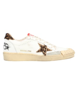 – Die Ball Star Sneakers von Golden Goose sind aus Leder in Used-Optik gefertigt und verfügen über einen seitlichen Stern und einen Spoiler aus Ponyhaar.
– Sie bestechen durch den großen, kontrastfarbenen „SNEAKERS“-Schriftzug auf der Rückseite, Perforationen an der Spitze, ein seitliches Logo und ein Stoffetikett auf der Zunge.
– Innen mit Schaumstoff gefüttert und mit einer herausnehmbaren Lederinnensohle, während die Sohle aus Gummi besteht.
– Zusammensetzung: 74 % Schafsleder, 18 % Rindsleder, 8 % PA
– Hergestellt in Italien. Maße: Riemenlänge: 0 mm, Griffhöhe: 0 mm