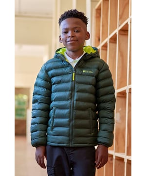 The Seasons Kids Padded Jacket keeps your child warm and protected, when getting caught in light showers. Lightweight microfiber padding for better insulation and with a water-resistant outer - it's great for winter outdoor fun. (Ref: 053103)
