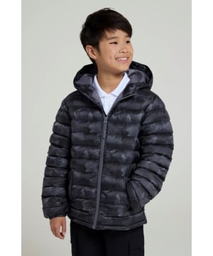The Printed Seasons Kids Padded Jacket guarantees a cosy winter. Lightweight microfiber padding for better insulation and made of water-resistant fabric - it's great for winter outdoor fun. (Ref: 053023)