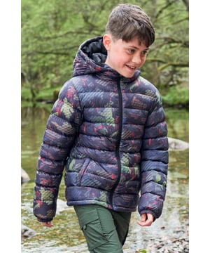 The Printed Seasons Kids Padded Jacket guarantees a cosy winter. Lightweight microfiber padding for better insulation and made of water-resistant fabric - it's great for winter outdoor fun. (Ref: 053023)